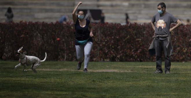 La OCU pide que no sea obligatorio el uso de la mascarilla al aire libre a partir del 9 de mayo