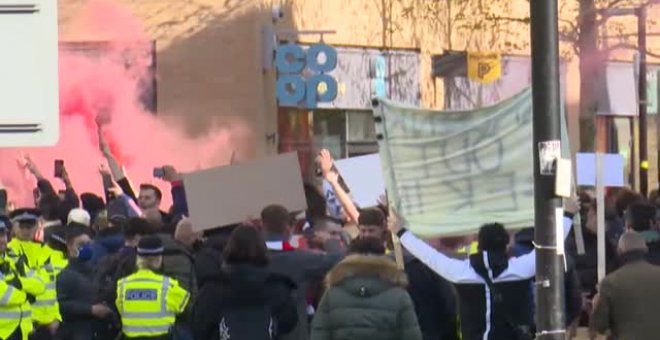 Aficionados del Arsenal aprovechan la previa frente al Villarreal para manifestarse contra la directiva