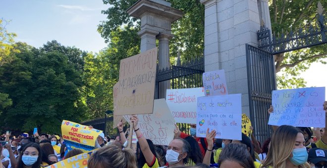 Una multitud de personas protesta en Madrid contra la represión policial y la censura del Gobierno colombiano