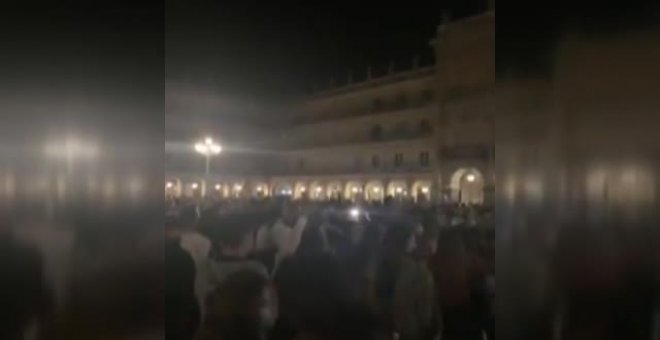 Miles de jóvenes abarrotan las calles sin distancia ni mascarilla para celebrar el fin del estado de alarma