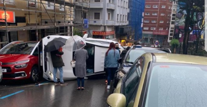 Un coche vuelca en la calle Guevara de Santander