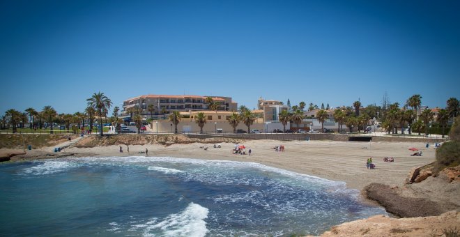 La construcción de 1.500 viviendas turísticas amenaza el último kilómetro de playa virgen de Orihuela