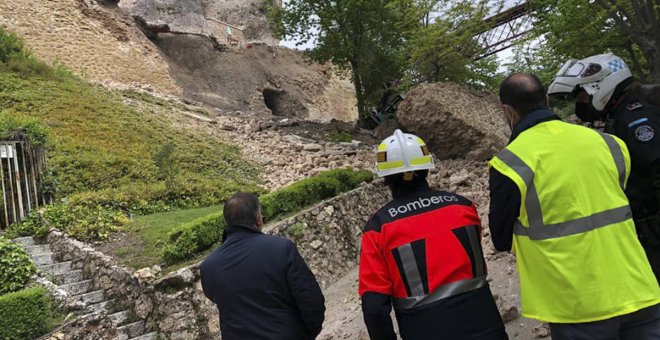 El alcalde de Cuenca ordena el cierre de las vías de acceso a la calle derrumbada junto a las Casas Colgadas