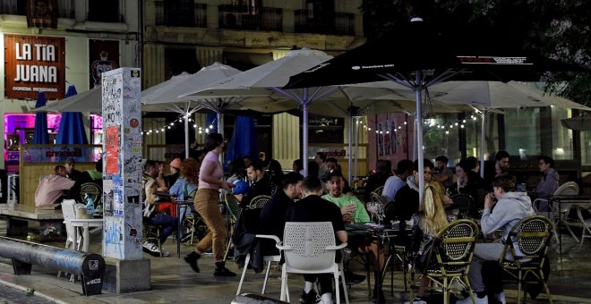 Reducción de terrazas, fumar en la calle o ir a trabajar con síntomas de covid: los riesgos de la próxima nueva normalidad