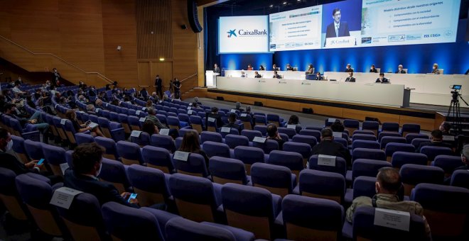 El Estado vota en contra de los millonarios sueldos de la cúpula de CaixaBank, que ha anunciado miles de despidos