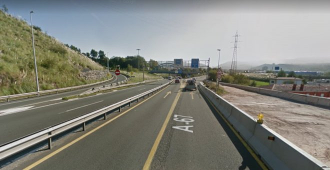 Excarcelan al conductor de un camión tras volcar en la A-67 a la altura de Torrelavega