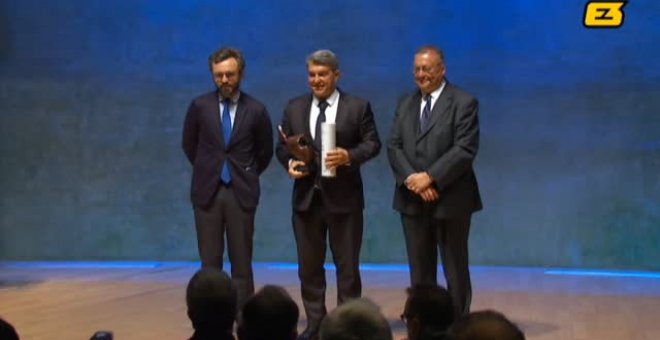 Laporta recoge el premio al Barça femenino por ganar la Champions