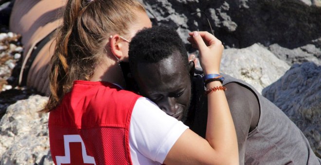 La Justicia europea rechaza la denuncia contra la devolución de Adbou, protagonista del icónico abrazo de la crisis en Ceuta