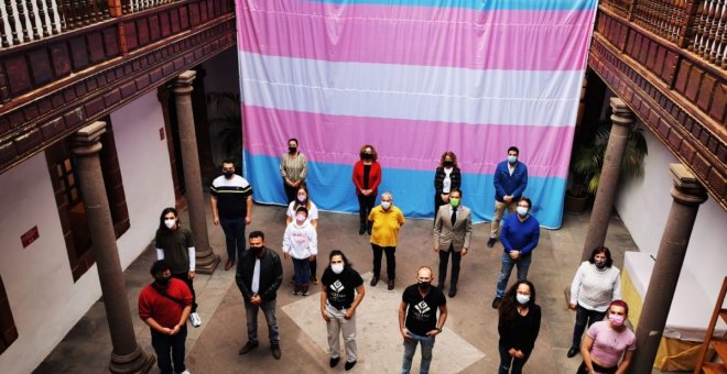 La bandera trans ondeará este viernes en la plaza de la Escandalera