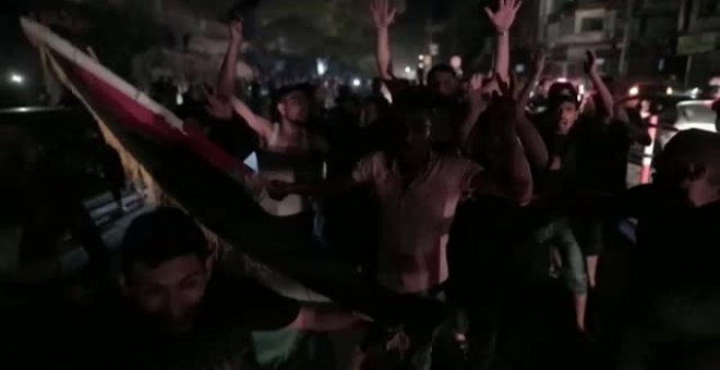 Miles de palestinos celebran en las calles la entrada en vigor del alto el fuego en Gaza