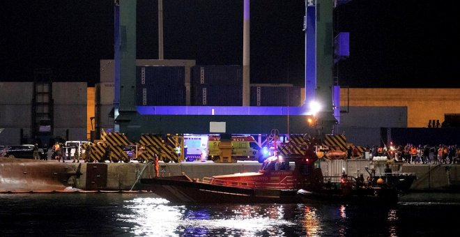 Retoman la búsqueda de los dos desaparecidos en el puerto de Castelló tras volcar un barco