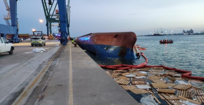 Hallan muerto a uno de los hombres desaparecidos al volcar un barco en el puerto de Castellón