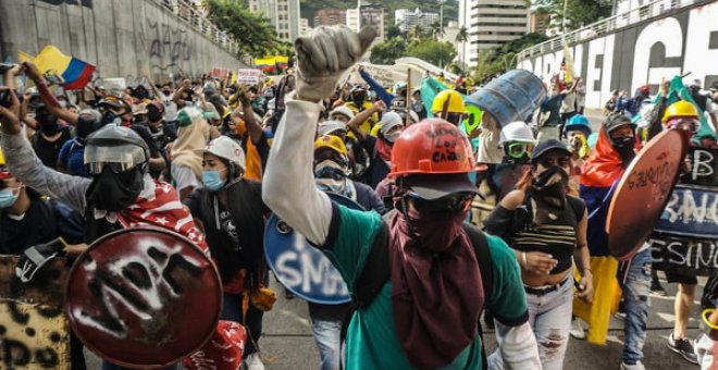 Palos y piedras contra balas