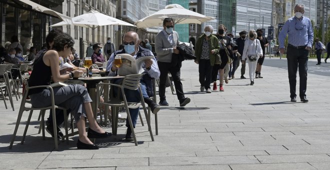 La incidencia desciende a 121 casos este fin de semana mientras Sanidad suma 9.732 contagios y 48 muertes