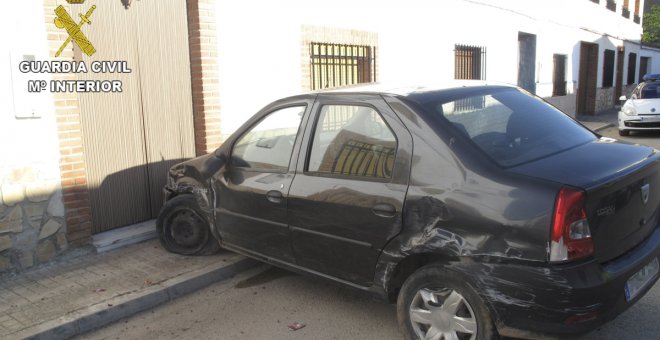 Un peligroso delincuente huye de la Guardia Civil y se estrella en una persecución por las calles de El Toboso