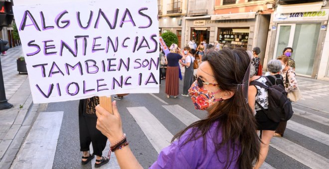 El juez que decidirá si suspende la pena de Juana Rivas tras su indulto es el mismo que la condenó con una sentencia misógina