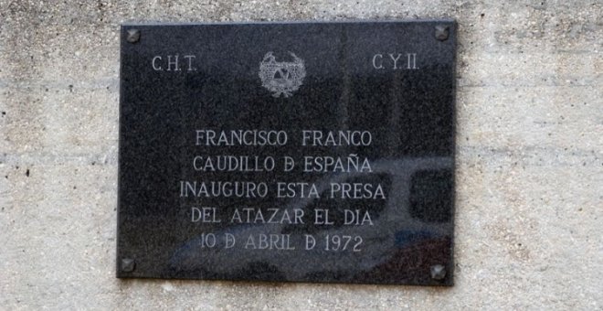 El Canal de Isabel II se niega a retirar dos placas de Franco