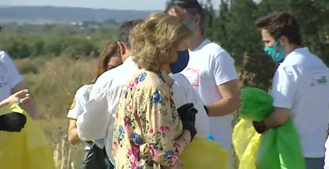 La reina Sofía reafirma su compromiso con el medioambiente recogiendo basura en Madrid