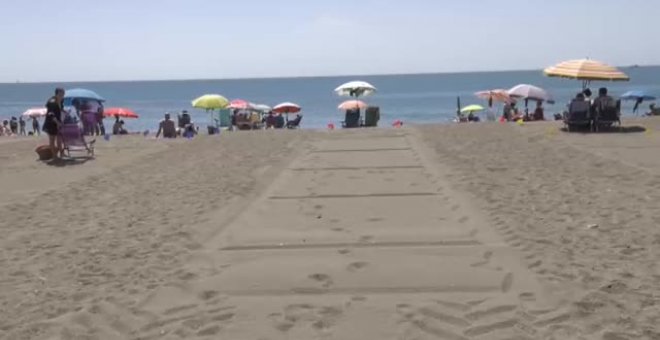 La playa malagueña de Torre del Mar se parcela para garantizar la distancia entre los usuarios