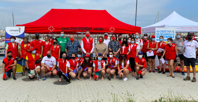 Un total de 40 voluntarios recogen residuos en Laredo dentro de la iniciativa '1m2 contra la basuraleza'