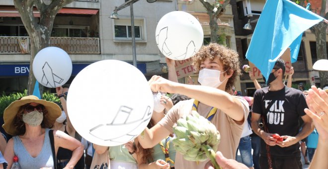 Més de 400 persones es manifesten al Prat del Llobregat contra l'ARE Sud i l'ampliació de l'aeroport