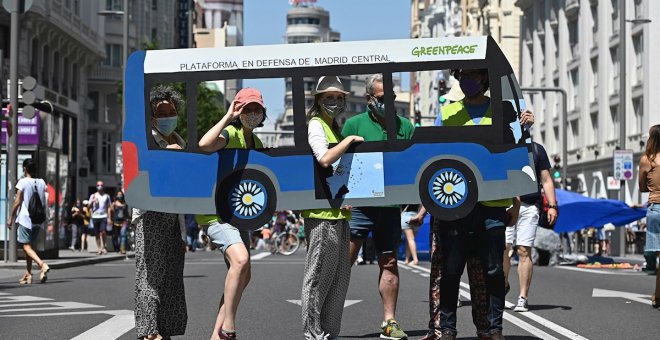 Una protesta con batucada corta la Gran Vía para pedir la restauración de Madrid Central