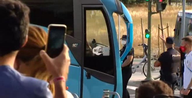 Recibimiento de la afición a la selección a su llegada al hotel de concentración en Sevilla