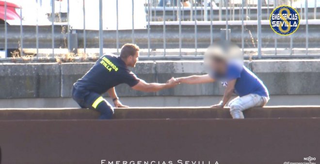 La "brillante" intervención psicológica de un bombero que evitó que un hombre se tirase desde una viga