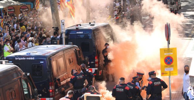 Cientos de personas protestan contra el acto de Sánchez en Barcelona y reclaman "independencia"