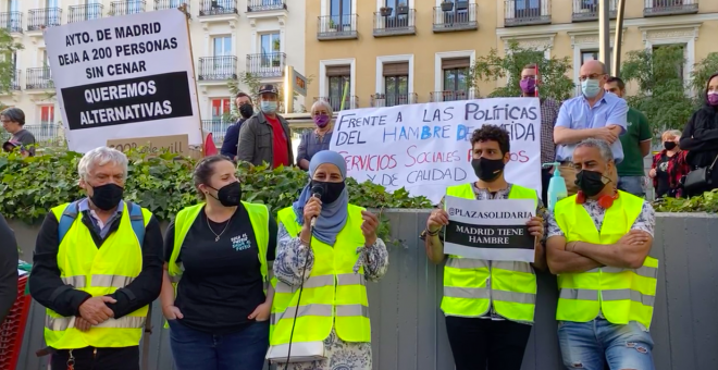 Los voluntarios de una despensa solidaria se concentran contra las presiones para que dejen de repartir comida