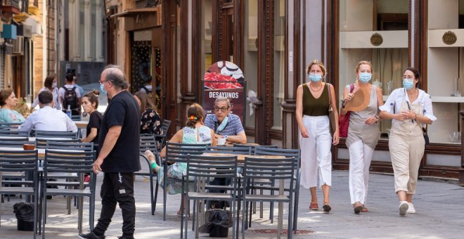 Las mascarillas dejarán de ser obligatorias en el exterior si se mantiene el metro y medio de distancia