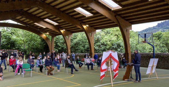 Cabuérniga cuenta con una nueva cubierta en la pista polideportiva del colegio Manuel Llano de Terán