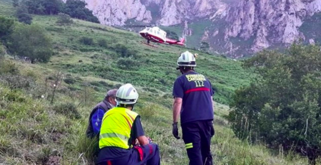 Evacuado en helicóptero un hombre de 74 años que se cayó en una finca de Liébana