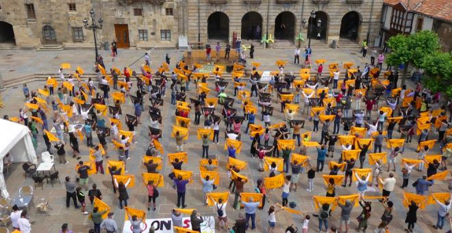 Unas 500 personas se concentran contra el modelo "impuesto" de los parques eólicos en Cantabria