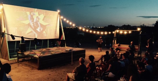 De la participación vecinal a una empresa privada: Almeida cambia la gestión de un cine de verano en Usera