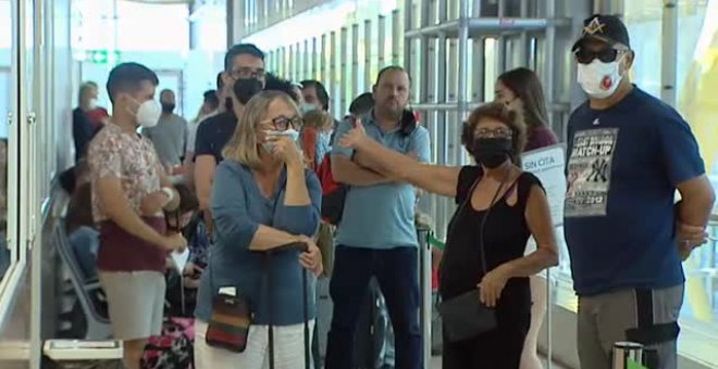 Caos en el aeropuerto de Barajas ante las exigencias de antígenos, PCR, códigos QR e informaciones contradictorias