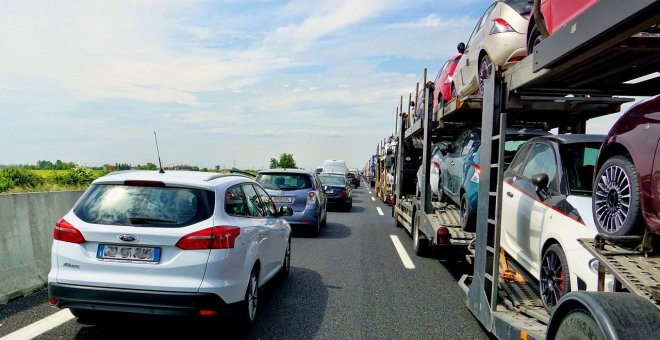 Operación salida: largas retenciones en Madrid, Sevilla y Barcelona