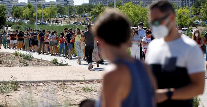 Quejas por las largas colas para vacunarse en el Zendal