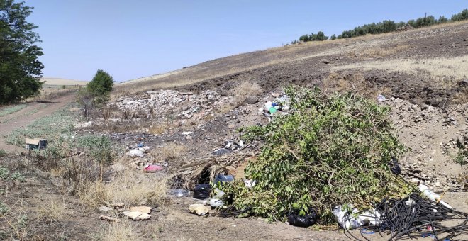 Denuncian la presencia de un vertido de escombros, basura y animales muertos en un volcán protegido de Ciudad Real