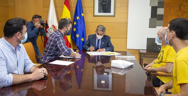 Revilla pide más frecuencias y renovar la maquinaria del tren Santander-Bilbao: "Es tercermundista"