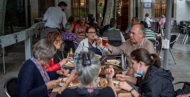 Las autonomías endurecen los horarios del ocio nocturno y aumentan su capacidad de rastreo para frenar la quinta ola