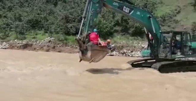 Laborioso rescate en una excavadora de una mujer de 85 años