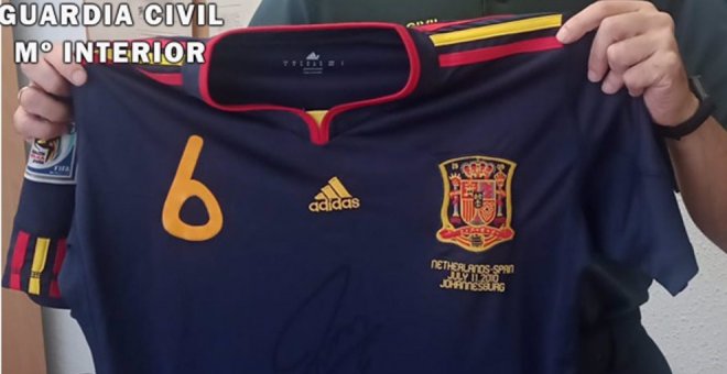 Recuperan la camiseta de Iniesta robada de un expositor en Camargo y detienen a un vecino de Reinosa