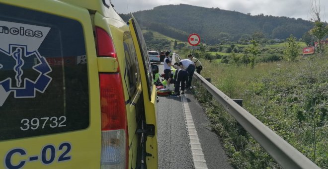 Fallece un motorista de 49 años tras salirse de la A-8 a la altura de Ontón