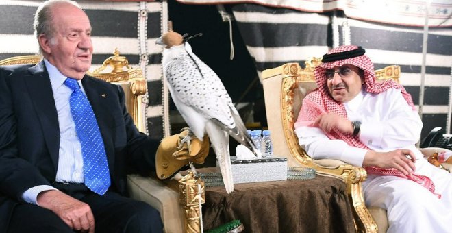 El rey Juan Carlos I fraguó su fortuna con la venta de armas a países árabes junto a Colón de Carvajal y Khashoggi