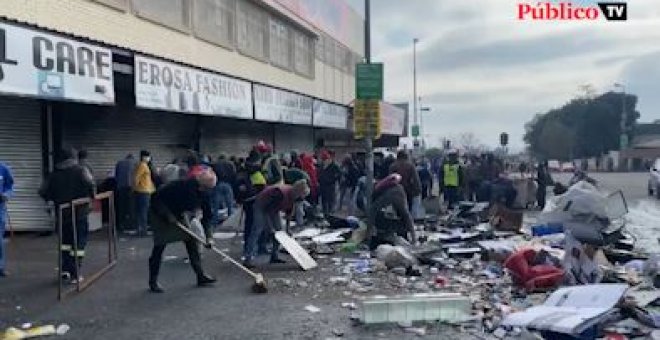 La población de Johannesburgo limpia las calles tras los saqueos