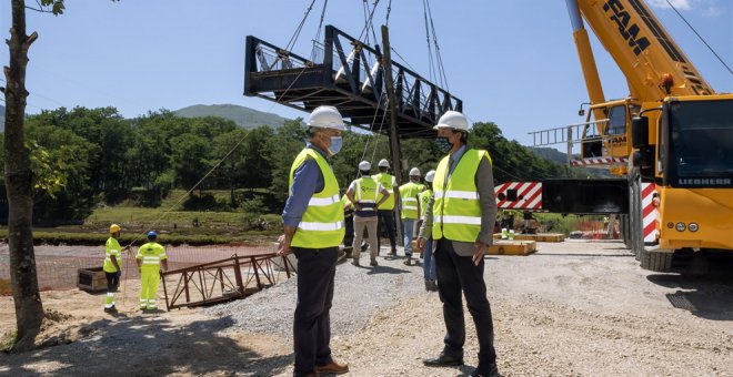 Retirado el puente de hierro del carril bici sobre la ría de Solía para repararlo