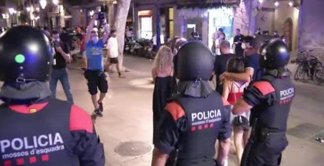 La guardia urbana desaloja a más de 4.300 personas de las calles de Barcelona en la primera noche de vuelta al toque de queda