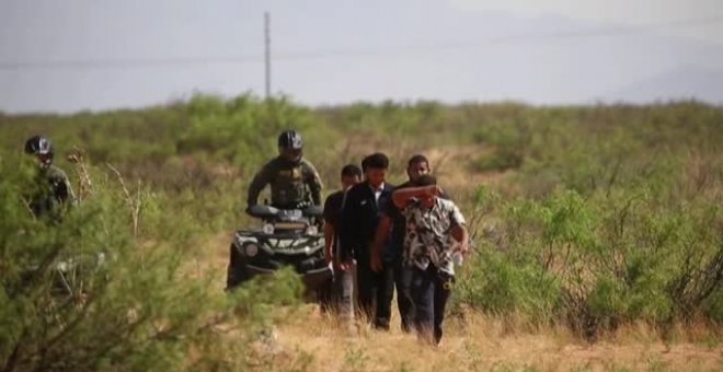 Miles de inmigrantes desafían el calor extremo del desierto de Sunland Park para entrar en EEUU