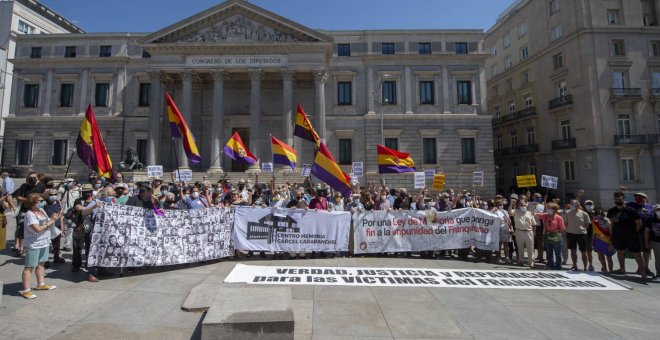 Colectivos antifranquistas se concentran frente al Congreso para pedir el fin de la impunidad del franquismo